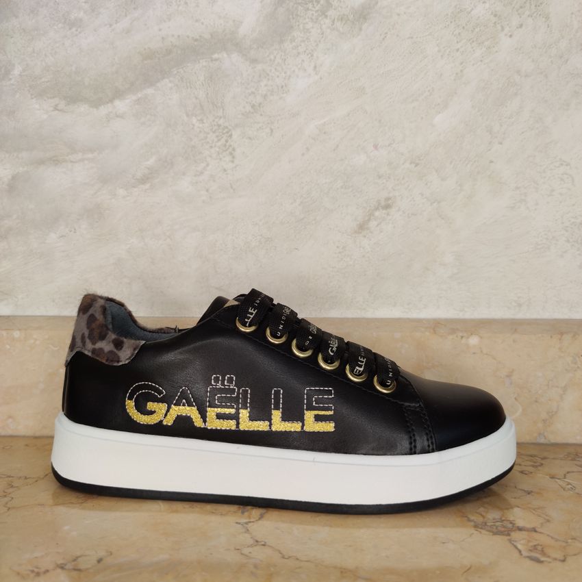 Gaelle G-1601 sneakers nera con logo e dettagli oro